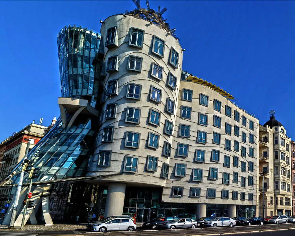 Fachada da Casa Dançante com construção moderna e de estrutura curvilínea.