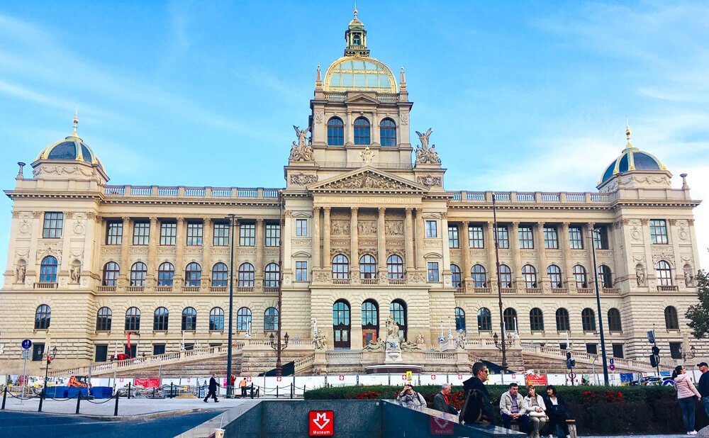 Fachada imponente do Museu Nacional com muitas janelas e três cúpulas.