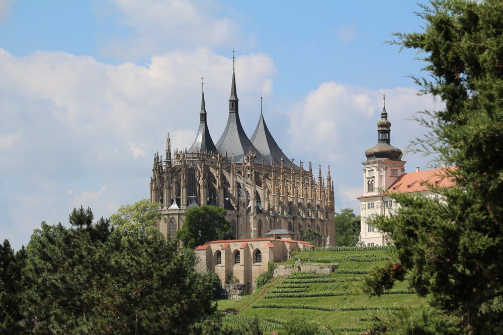 Catedral de Santa Bárbara em uma região elevada e verde da cidade de Kutná Hora.