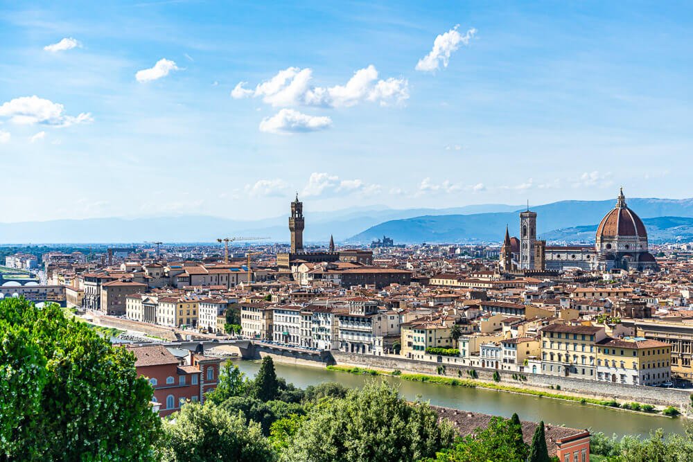 Panorama aéreo para a cidade de Florença e para o rio Arno.