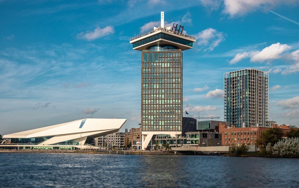 Visão frontal para o prédio do A’DAM Lookout, às margens do Rio IJ.