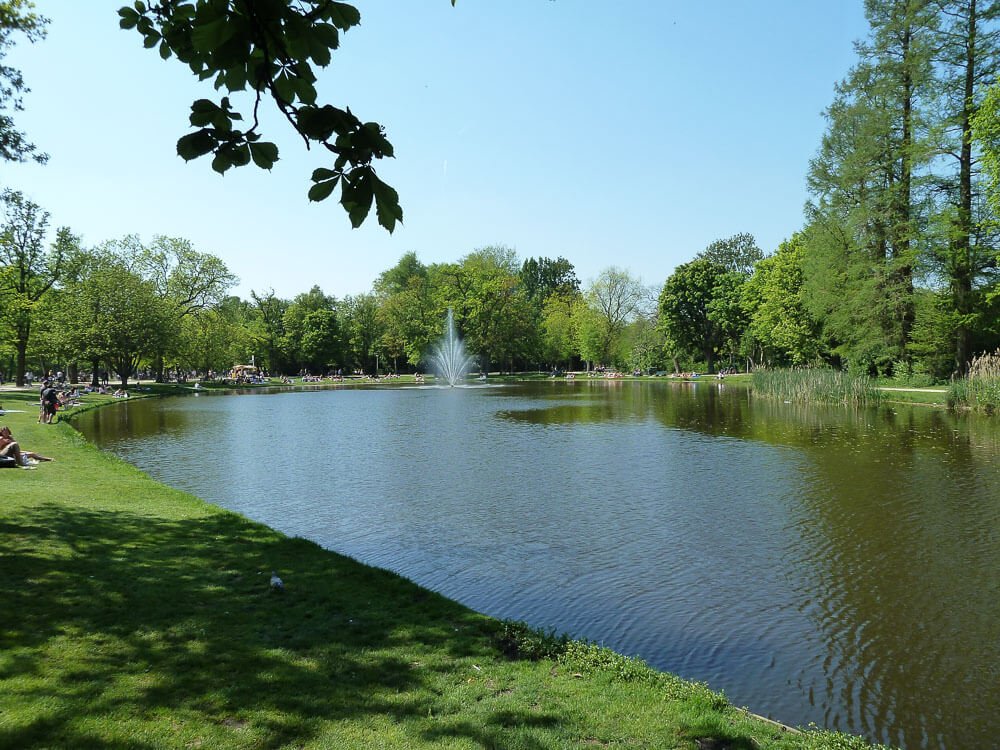 Lago deslumbrante e rodeado de árvores, no interior do Vondelpark.