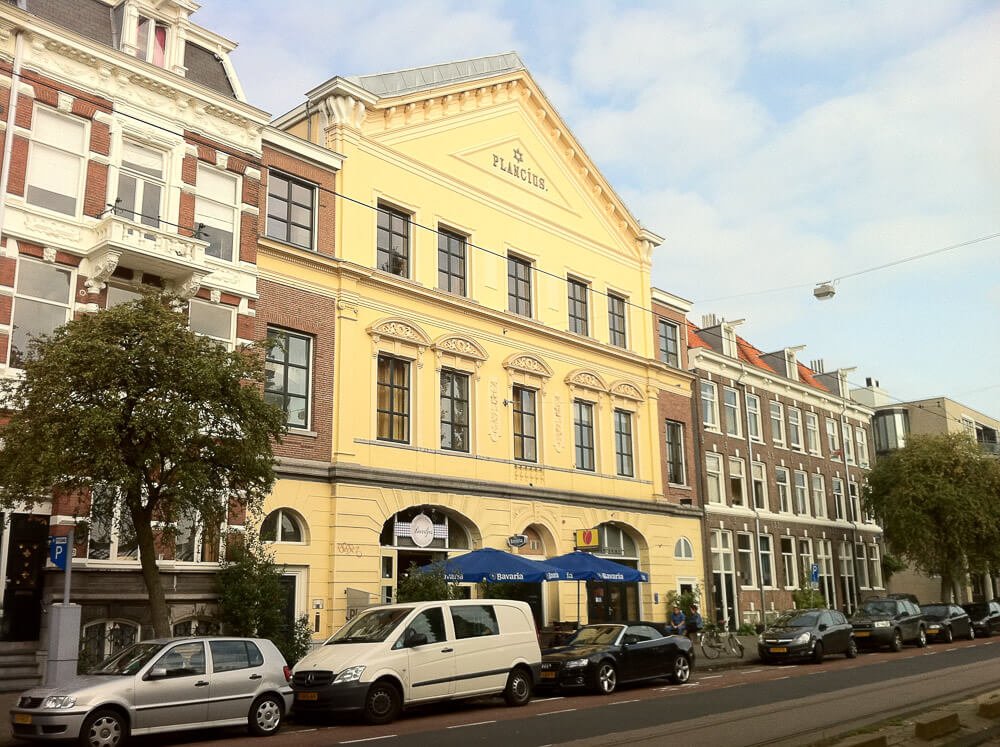 Rua com vários prédios, o Museu da Resistência no meio e alguns carros estacionados.