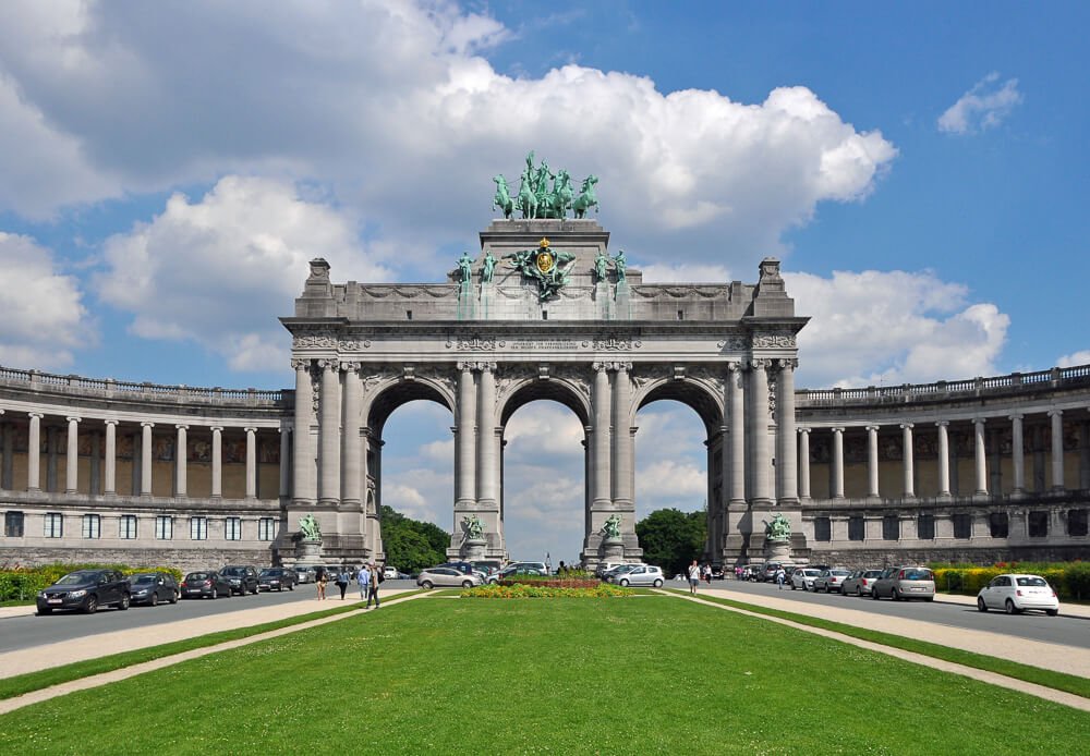 Arcos e jardim do Parque do Cinquentenário, na região do Bairro Europeu.