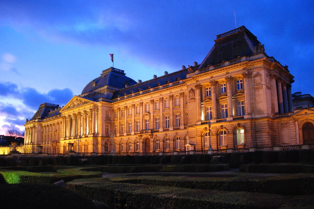 Jardim em frente ao Palácio Real de Bruxelas, à noite.