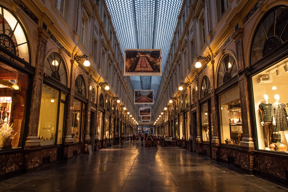 Interior iluminado da Galeries Royales Saint Hubert, em Bruxelas.