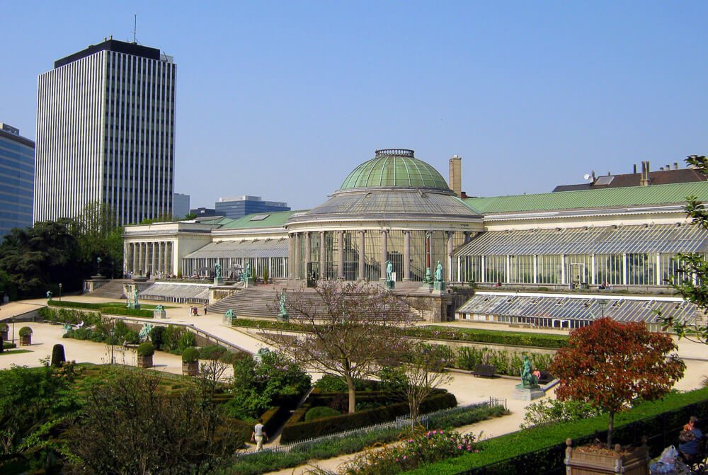 Jardim Botânico de Bruxelas e estufa com estrutura imponente.