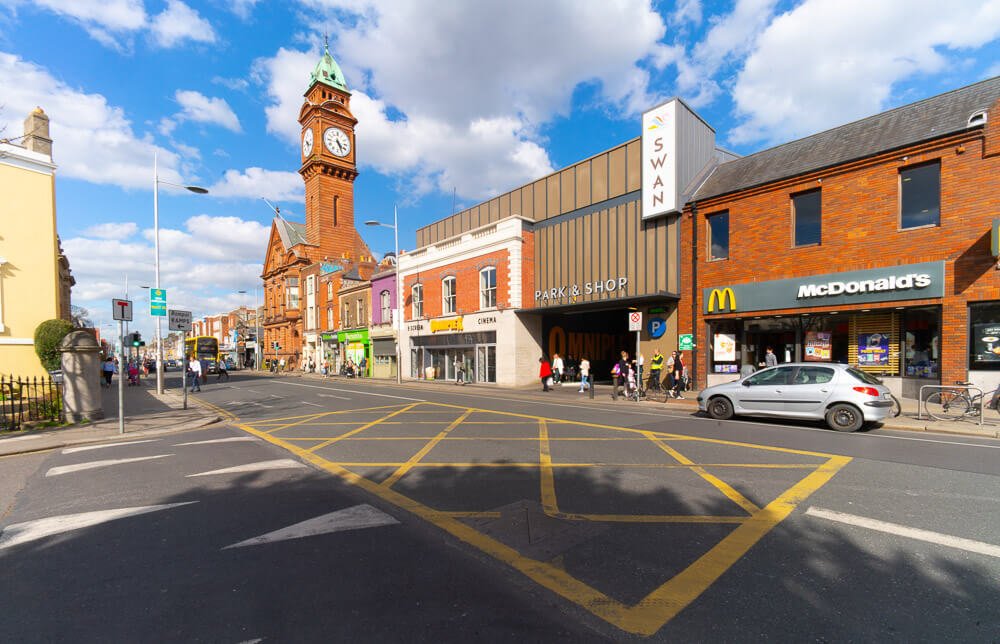 Rua na região de Rathmines com estabelecimentos à direita.