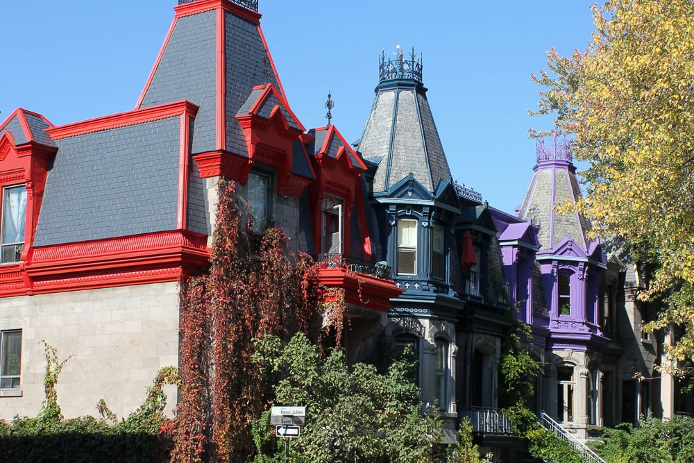 Casas com arquitetura pitoresca e fachadas coloridas, na região de Le Plateau Mont-Royal.