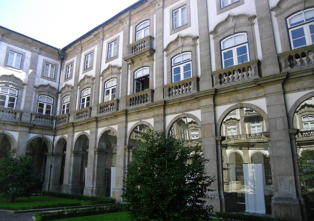 Jardim em frente ao edifício da Biblioteca Pública Municipal, na região de Bonfim.