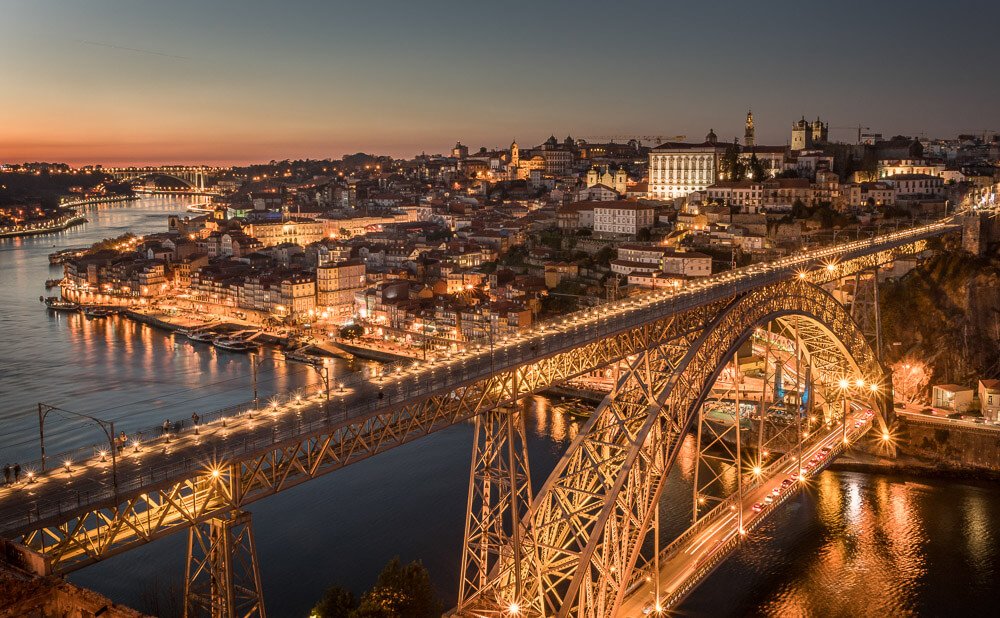 Visão superior da Ponte D. Luis I iluminada à noite.