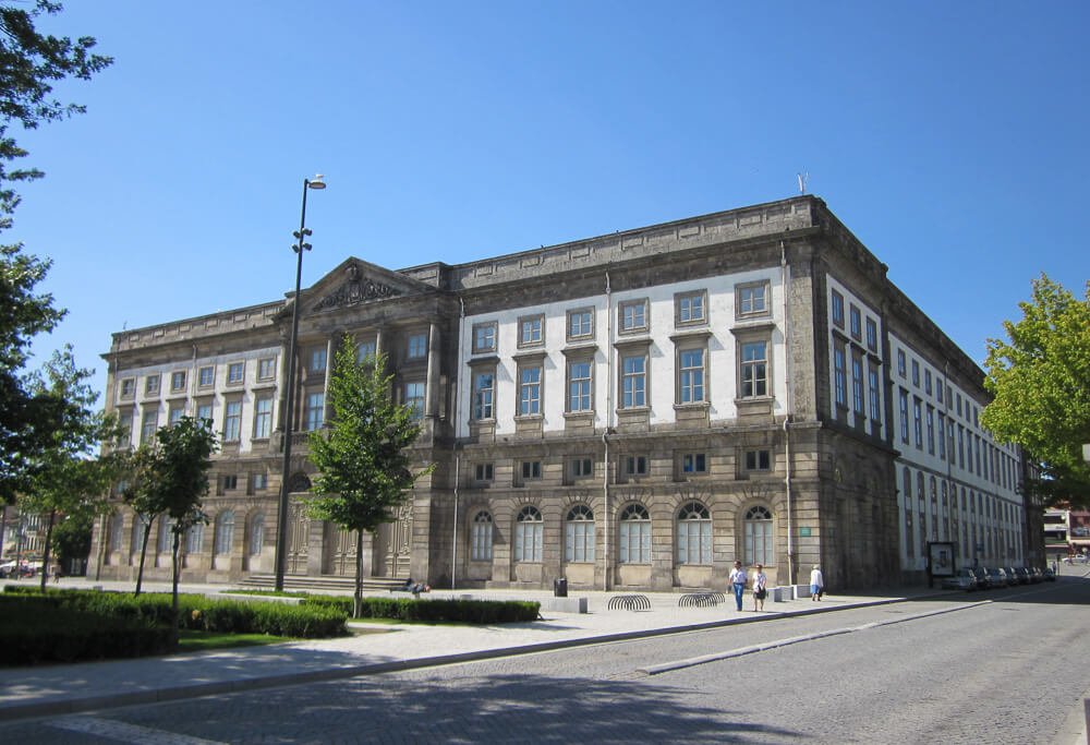 Fachada do edifício da Universidade do Porto.