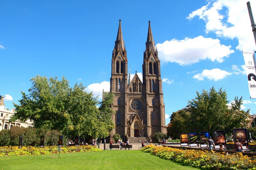 Extenso gramado com jardim, em frente à Igreja de Santa Ludmila, na região de Vinohrady.