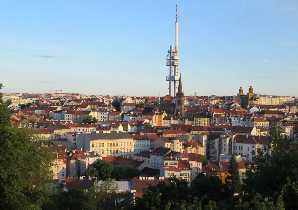 Visão superior da região de Žižkov. Há uma torre de televisão à esquerda.