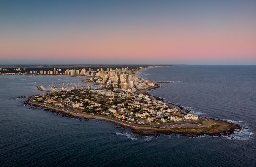 Visão aérea de Punta del Este em um lindo fim de tarde.