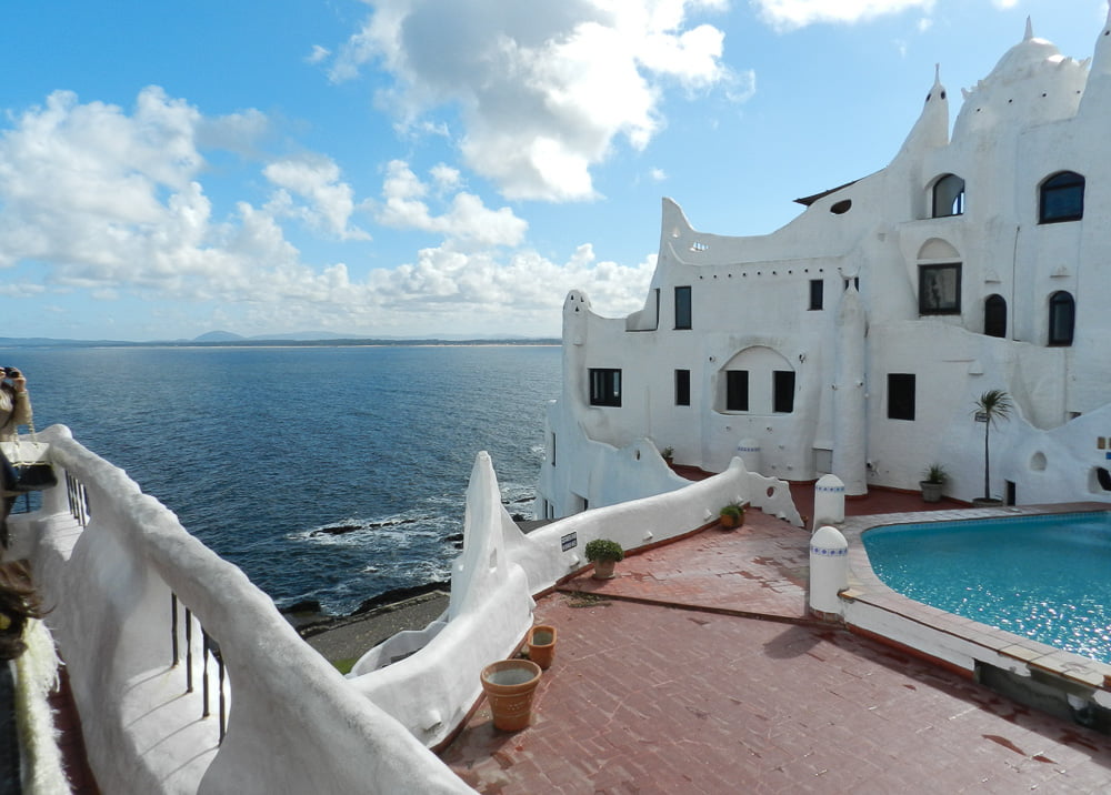 Casapueblo com piscina e vista para o mar, em um ponto alto de Punta Ballena.