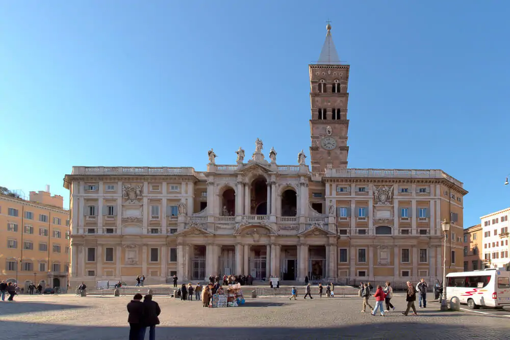 Vista frontal do edifício da Basílica de Santa Maria Maggiore, na região de Esquilino.