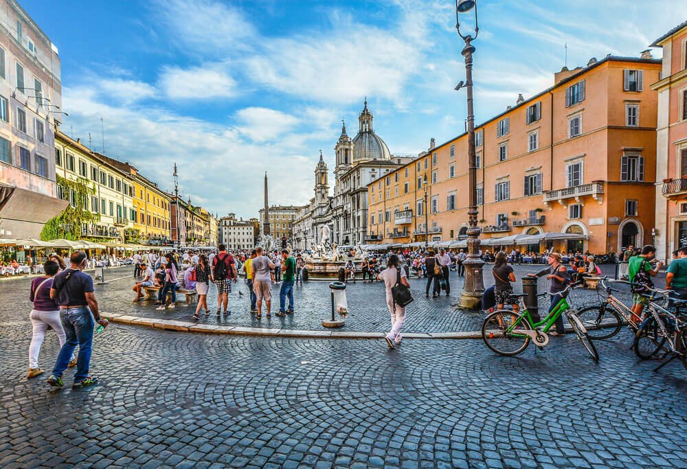 Piazza Navona com muitas pessoas, na região de Pigna e Parione.