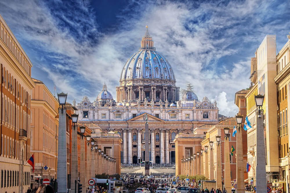 Basílica de São pedro com muitos visitantes a caminho do edifício religioso.