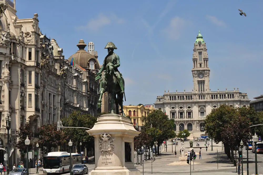 Praça da Liberdade com monumento e prédios históricos.