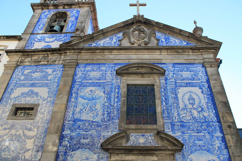 Fachada da Capela das Almas, em Porto, com muitos azulejos portugueses na parede.