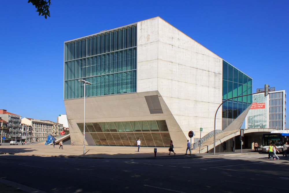 Prédio da Casa da Música com arquitetura moderna e com muitos vidros.