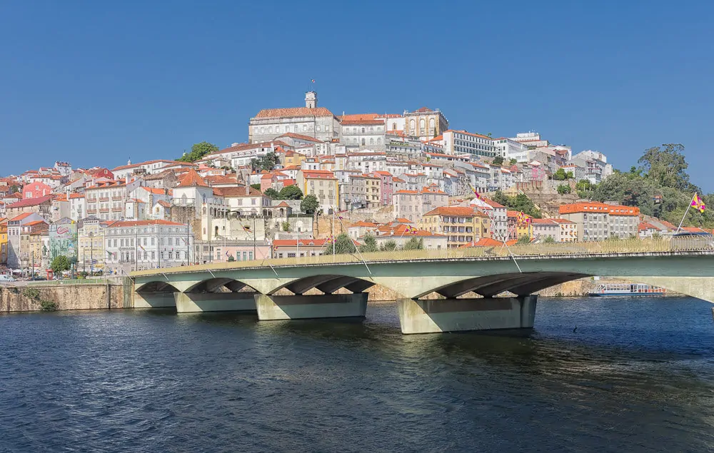 Vista para o centro de Coimbra a partir do rio Mondego e da Ponte Santa Clara.