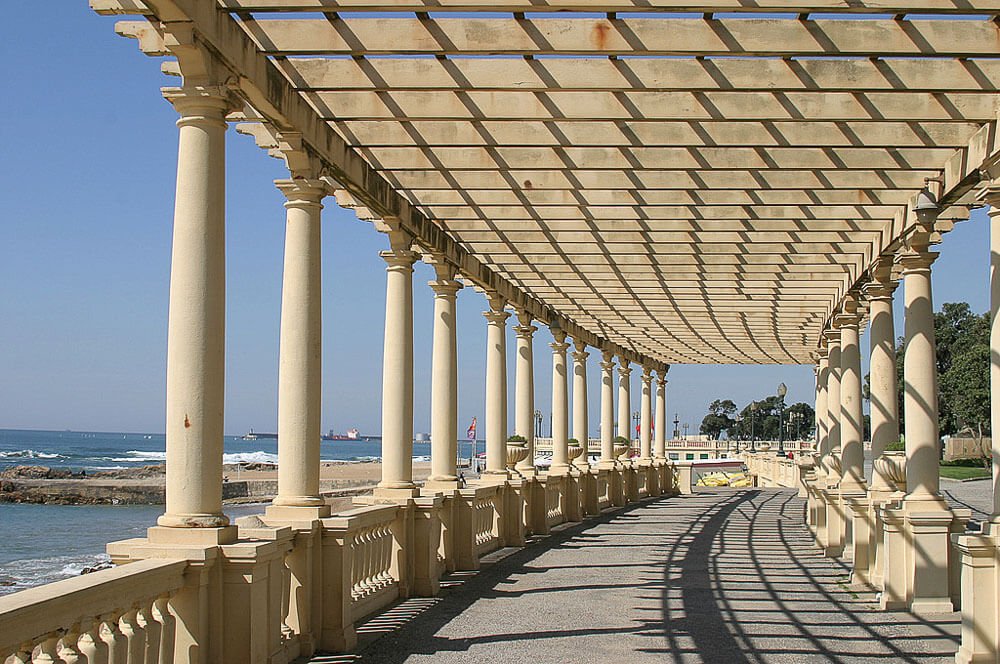 Pérgola da Foz do Douro, com colunas na estrutura e vista para a foz do rio Douro.