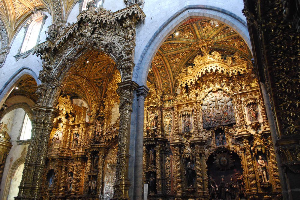 Interior da Igreja de São Francisco com o altar revestido com muito ouro.