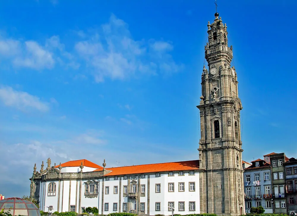 Visão frontal da Igreja e Torre dos Clérigos.