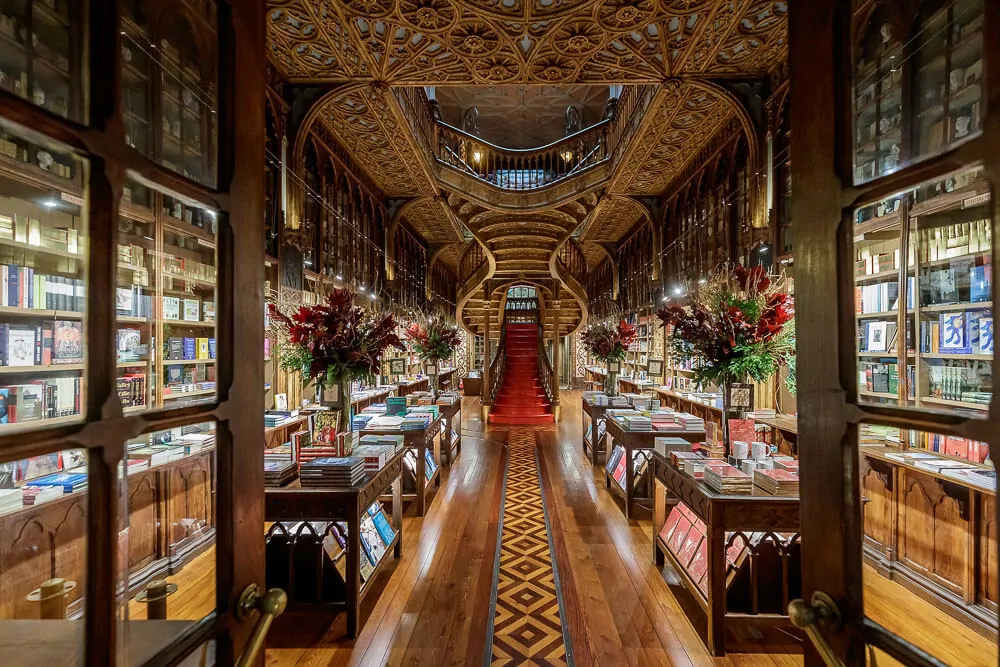 Corredor rodeado de livros, no interior da Livraria Lello.