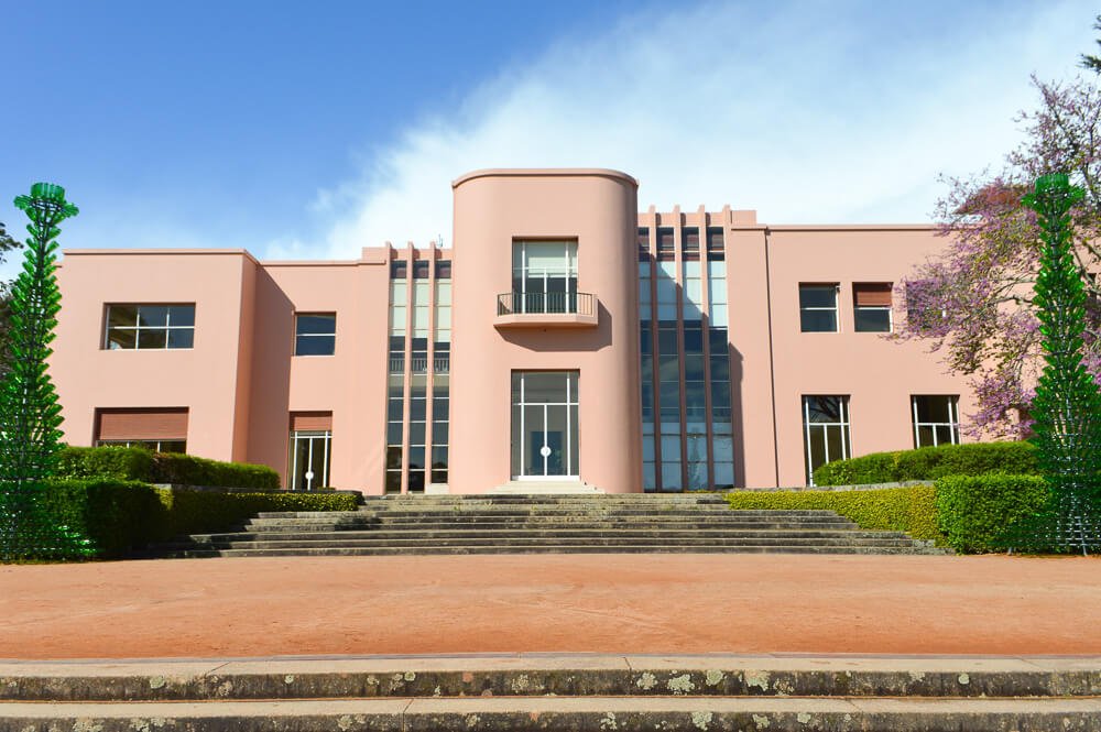 Entrada da Fundação de Serralves, com jardins nas laterais e o edifício rosa no centro.