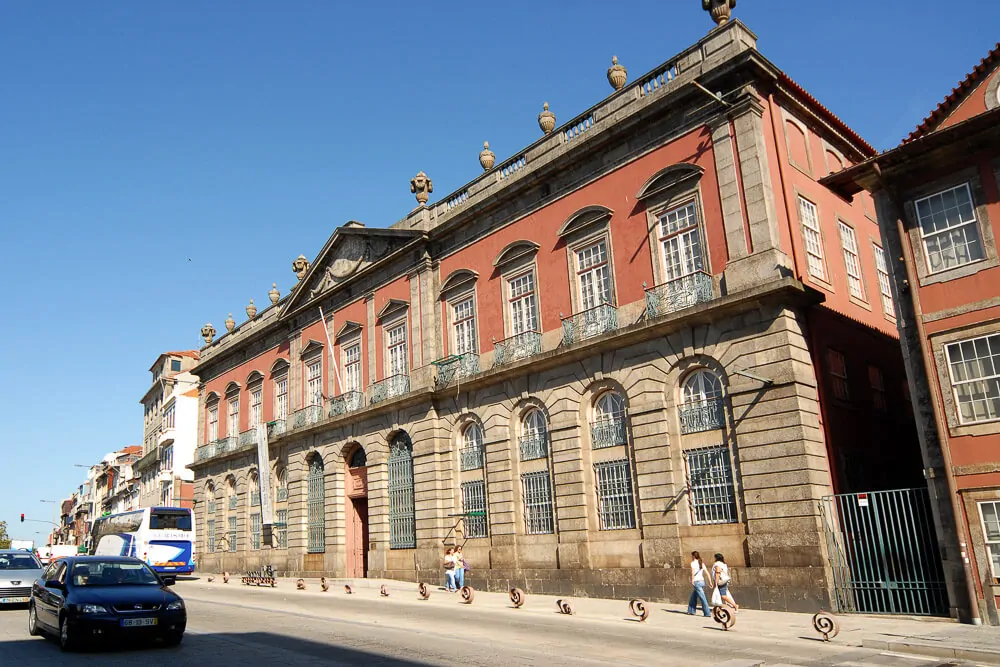 Rua de Dom Manuel II e Museu Nacional Soares dos Reis ao fundo.