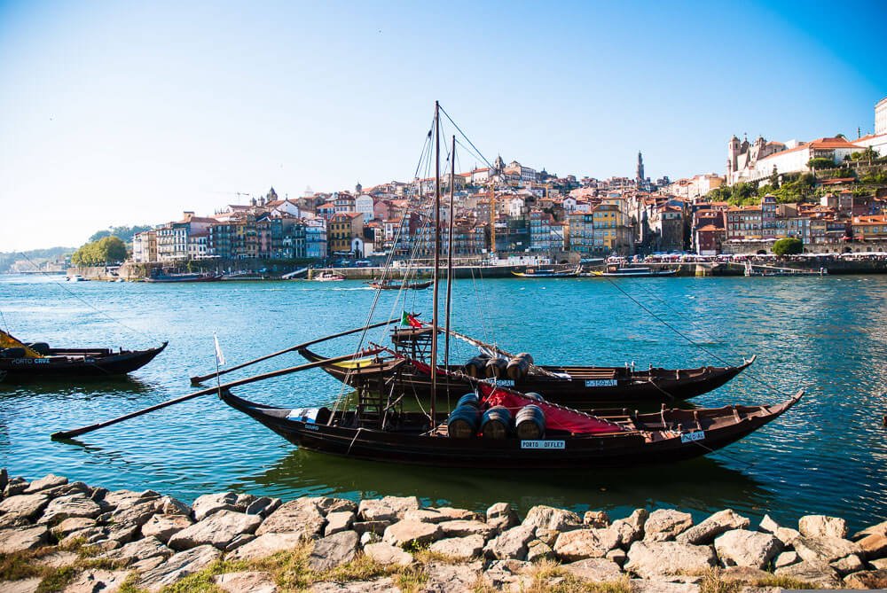 Três barcos Rabelo ancorados às margens do rio Douro, em Porto.