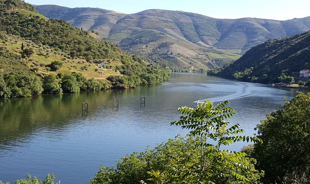 Vale do rio Douro com rio no centro e montes nas laterais.