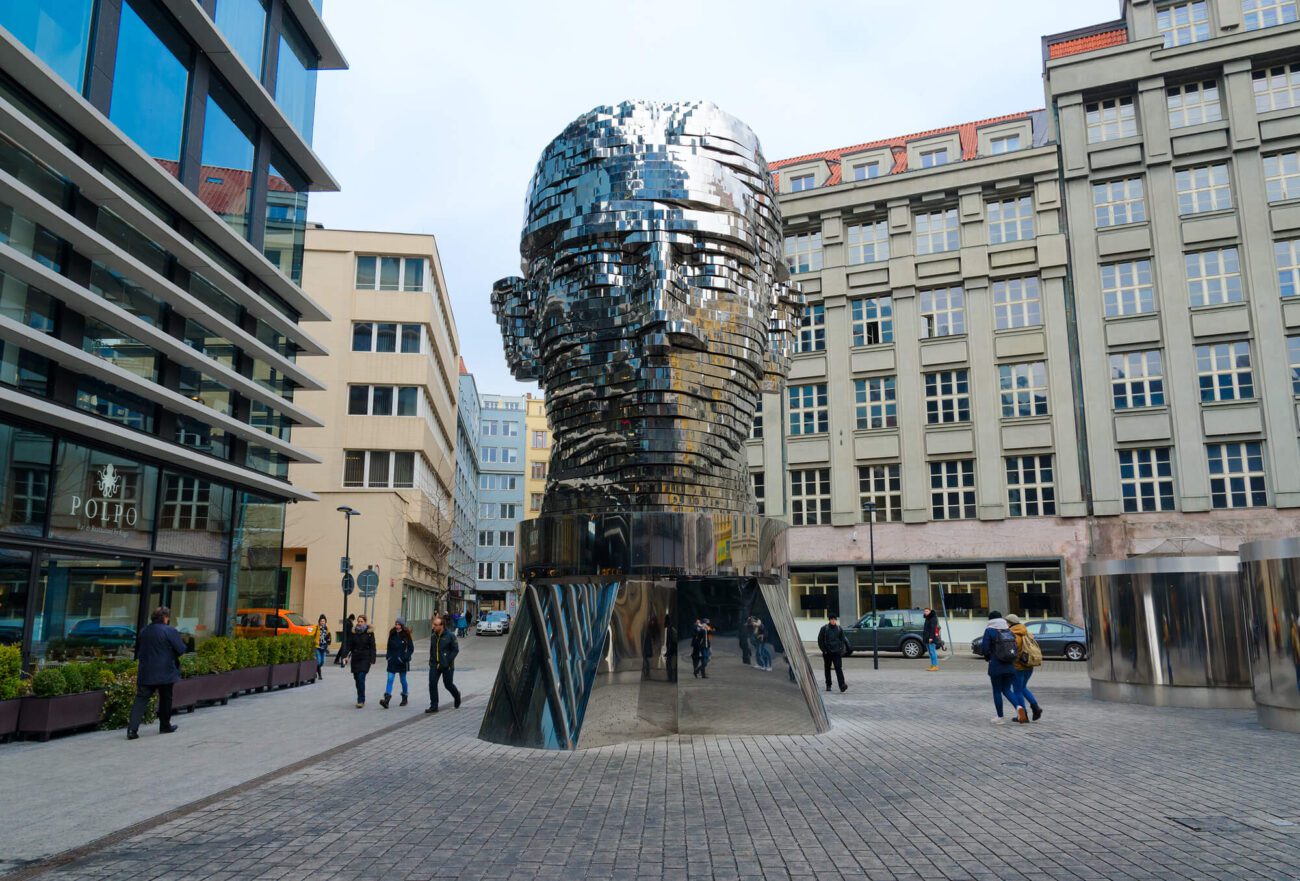 Estátua Franz Kafka Head, em Praga, República Checa