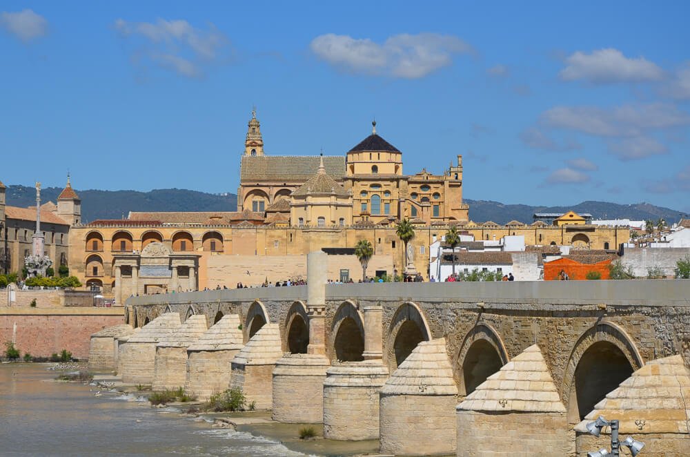 Ponte Romana de Córdoba sobre o Rio Guadalquivir e, ao fundo, as construções da cidade.