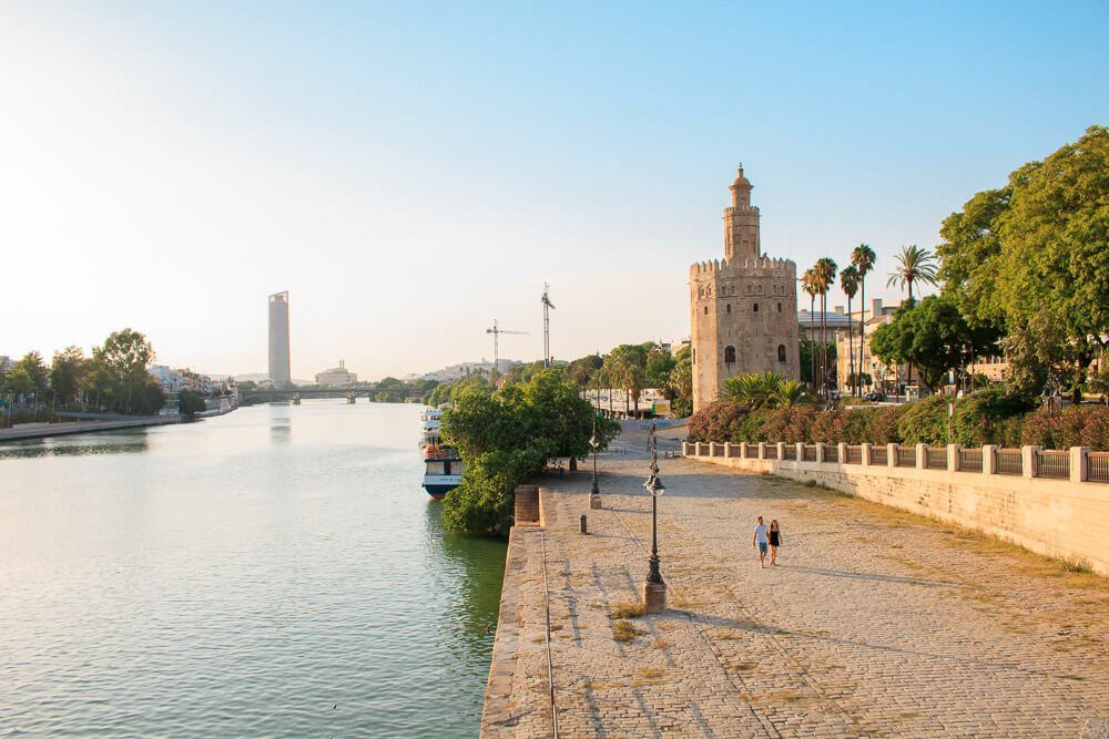 Rio Guadalquivir e Torre del Oro em um fim de tarde iluminado.