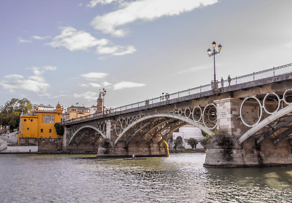 Vista lateral da Ponte de Triana, sobre o Rio Guadalquivir, em Sevilha.
