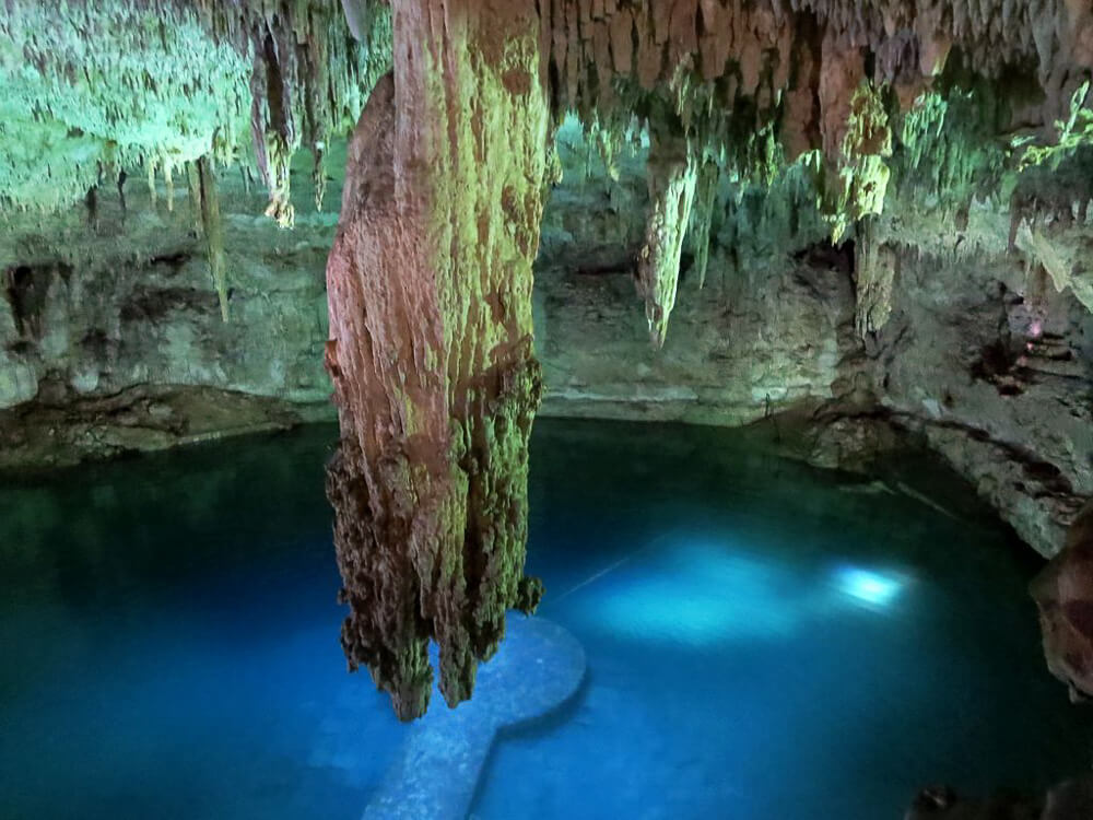 Cenote Suytun com águas azuis e profundas.