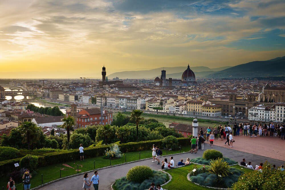 Piazzale Michelangelo em um fim de tarde, com muitas pessoas e um jardim encantador.