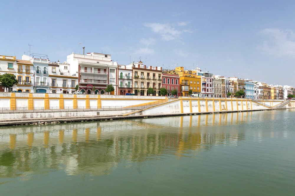 Pequenos prédios coloridos às margens do Rio Guadalquivir, em Triana.