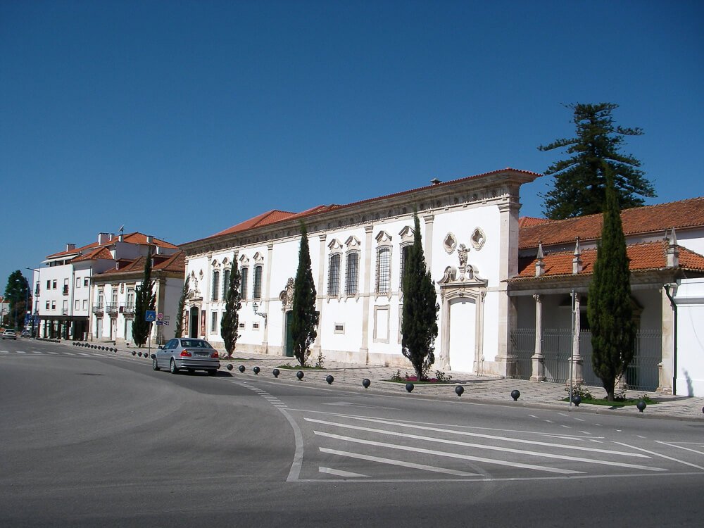 Avenida Santa Joana, com um carro, prédios históricos e o Museu de Aveiro.