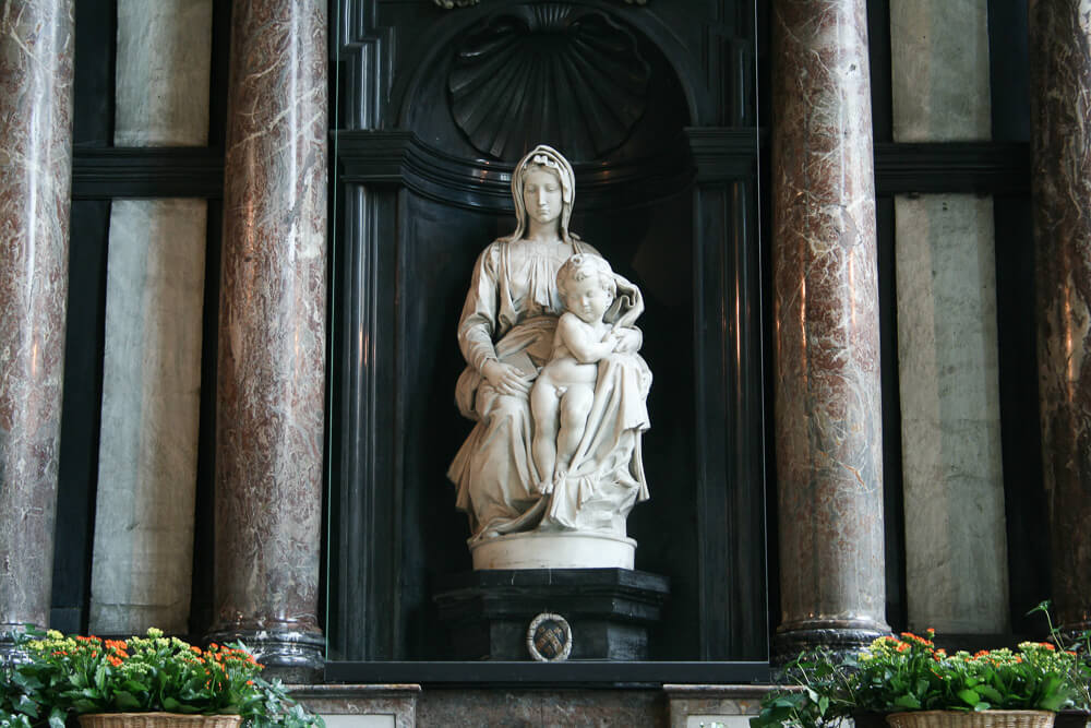 Escultura Madona e O menino, em um altar da Igreja de Nossa Senhora, em Bruges.