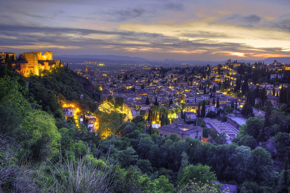 Vista aérea para Granada iluminada em um início de noite.