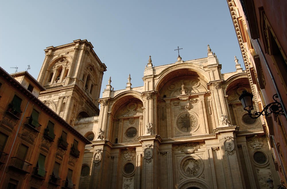 Vista da Catedral de Granada iluminada pela luz solar.
