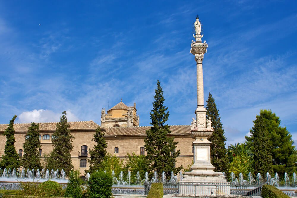 Jardines del Triunfo com uma fonte, árvores e um obelisco.