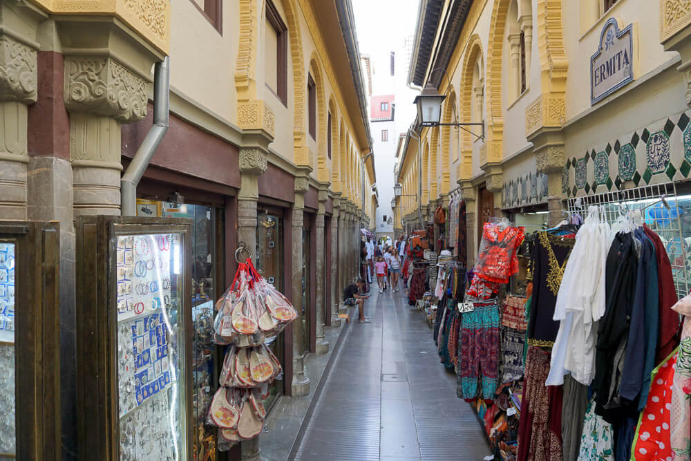 Mercado Alcaiceria com várias lojinhas de roupas.