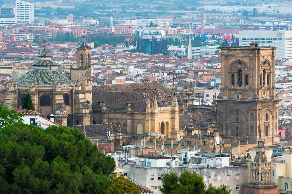 Paisagem do Mirador de San Cristóbal, com vista para a Catedral de Granada.