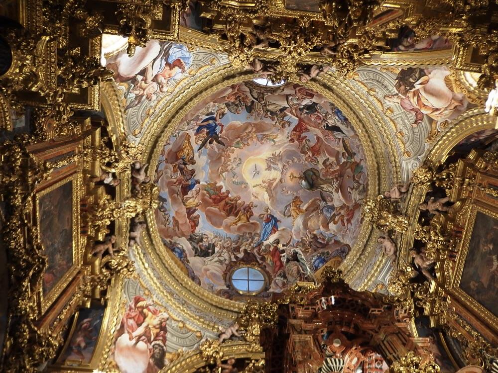 Teto com pinturas religiosas e detalhes em dourado, no Mosteiro da Cartuja, em Granada.
